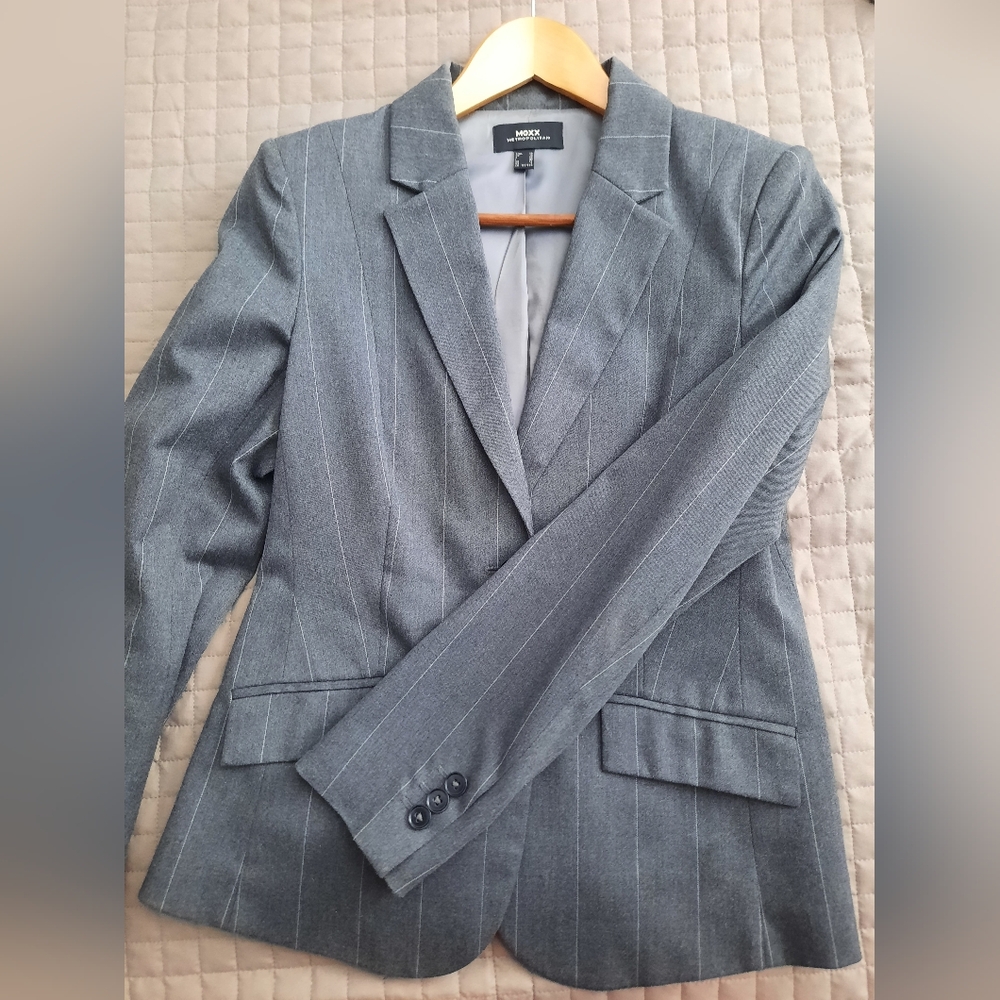 💥💥Mexx Suit Jacket! Size 6, gray with vertical thin stripes.